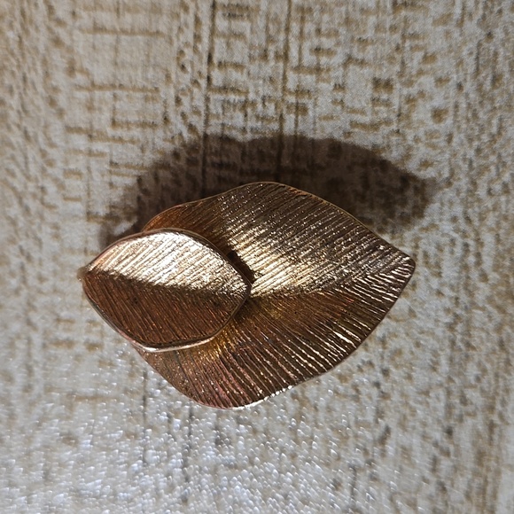 Vintage Signed AMWAY Gold Tone Brushed Leaves Brooch Pin necklace pendant - Picture 1 of 4
